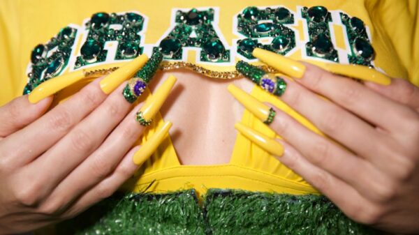 Unha decorada para Copa: nail designer Márcia Câmara ensina modelo para você torcer pelo Brasil