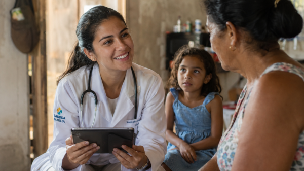 Médica atendendo com IA em comunidade Brasileira