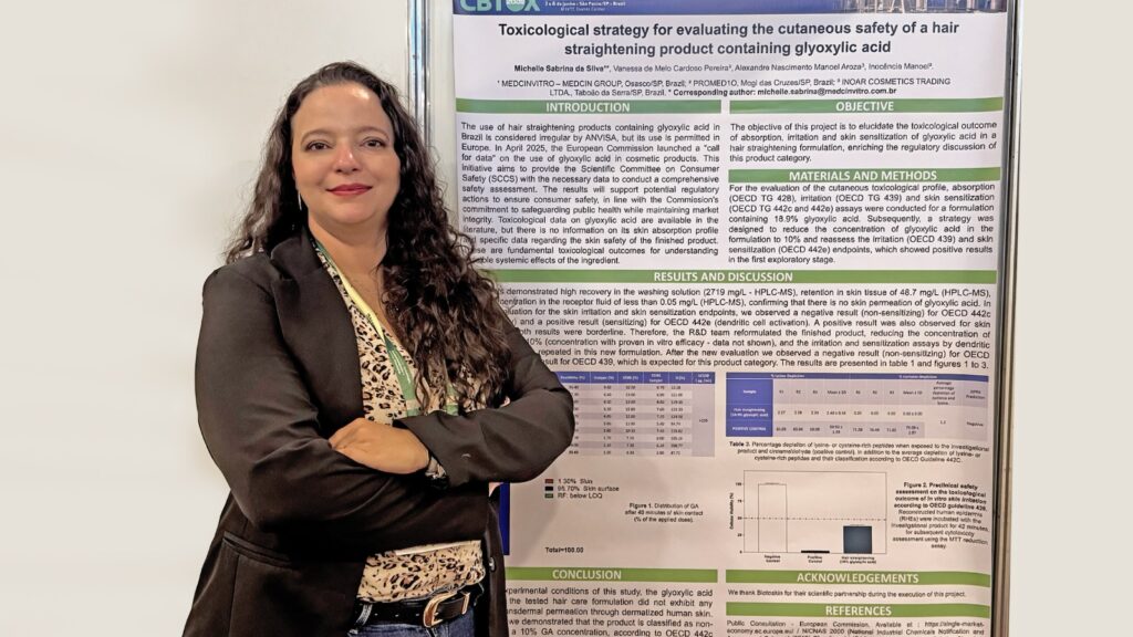 Dra. Michelle Sabrina da Silva ao lado do pôster do estudo sobre ácido glioxílico no CBTOX 2026.