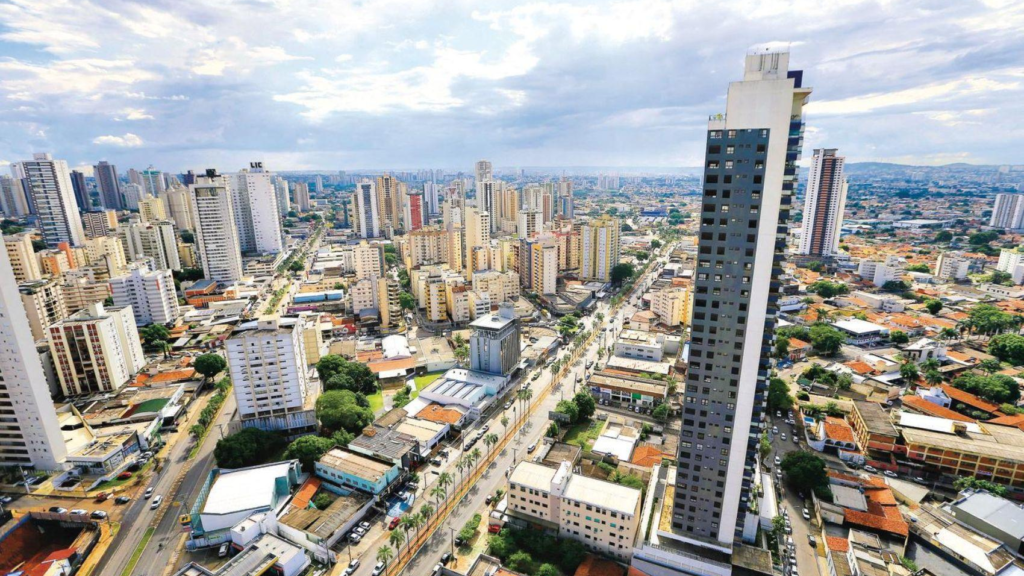 Goiânia também se beneficia da movimentação turística ao funcionar como porta de entrada para visitantes que seguem para diferentes regiões do estado