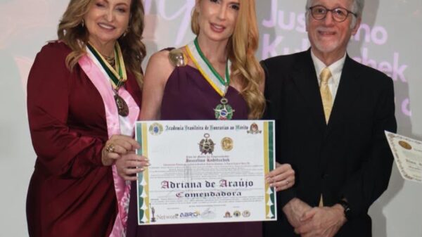 Adriana de Araújo é condecorada como Comendadora.