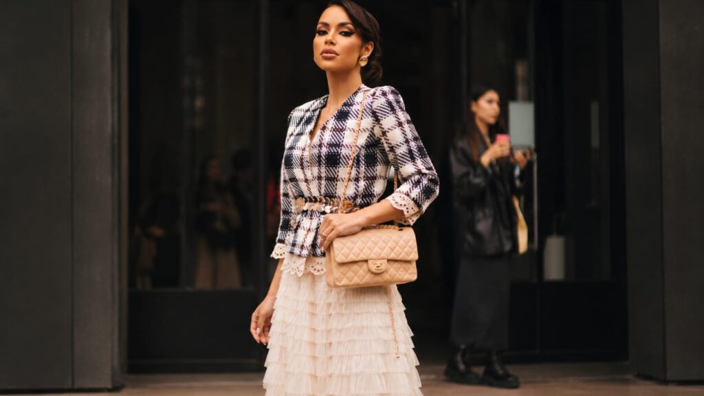 Giovanna Veríssimo afirma que a roupa é apenas parte da conversa sobre moda, comportamento e estilo, e a verdade é fundamental nesse conceito.