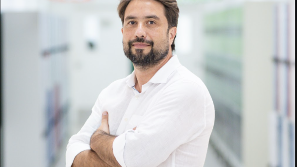 Josnei Souza, CEO da Valley International School, investe em inovação e desenvolvimento contínuo para oferecer uma educação de qualidade.