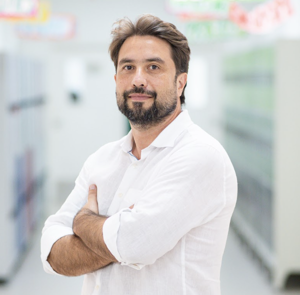 Josnei Souza, CEO da Valley International School, investe em inovação e desenvolvimento contínuo para oferecer uma educação de qualidade.