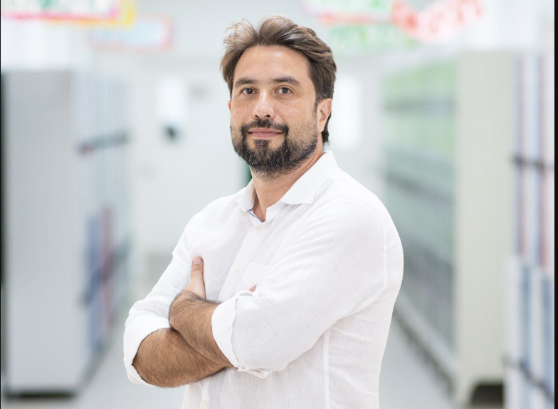 Josnei Souza, CEO da Valley International School, investe em inovação e desenvolvimento contínuo para oferecer uma educação de qualidade.