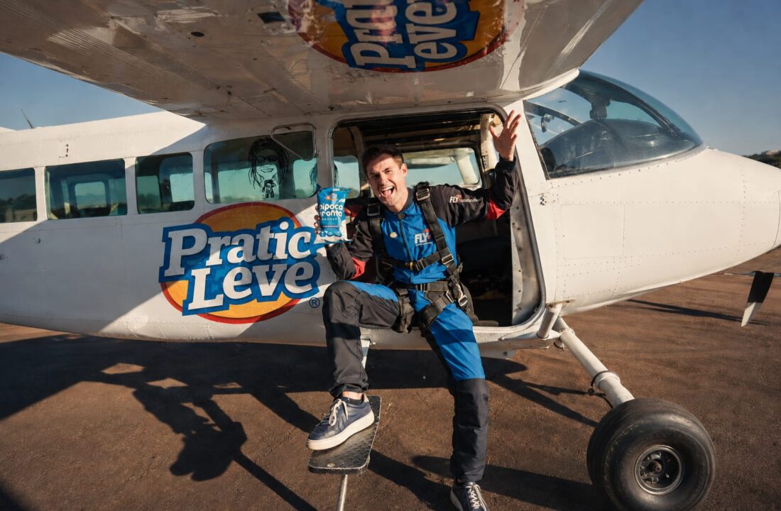 Rezende leva publicidade a outro nível em ação da Pratic Leve nos céus