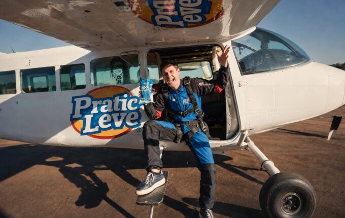 Rezende leva publicidade a outro nível em ação da Pratic Leve nos céus