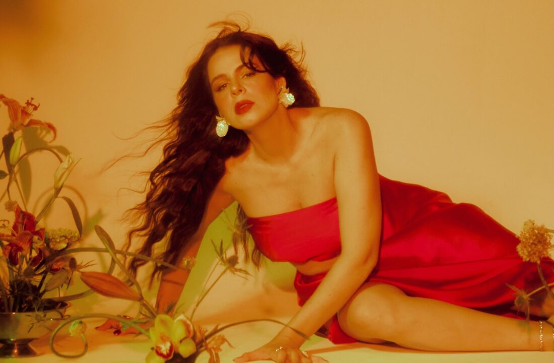 Mariana Volker lança o novo álbum “Feitiço” e traz participação de Maria Gadú e Rachel Reis