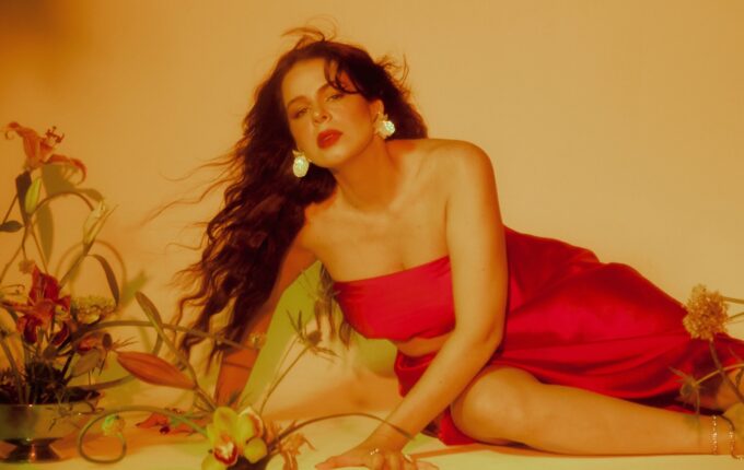 Mariana Volker lança o novo álbum “Feitiço” e traz participação de Maria Gadú e Rachel Reis
