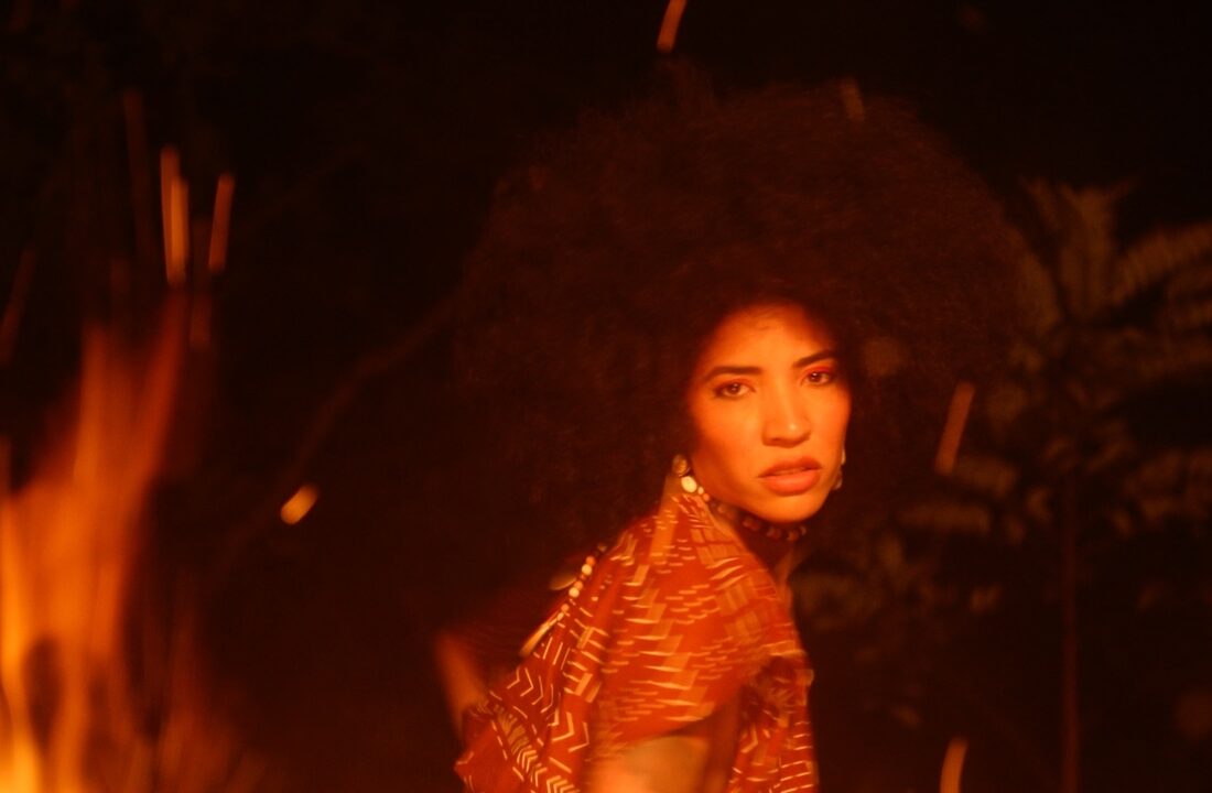 Alhocca resgata raízes afro-brasileiras e celebra a força feminina no álbum visual “Rainha”