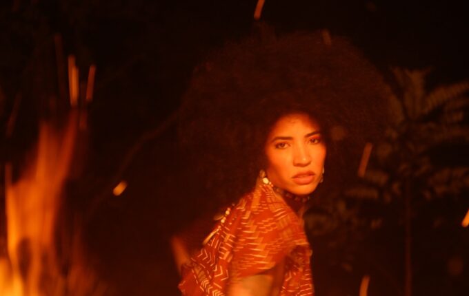Alhocca resgata raízes afro-brasileiras e celebra a força feminina no álbum visual “Rainha”