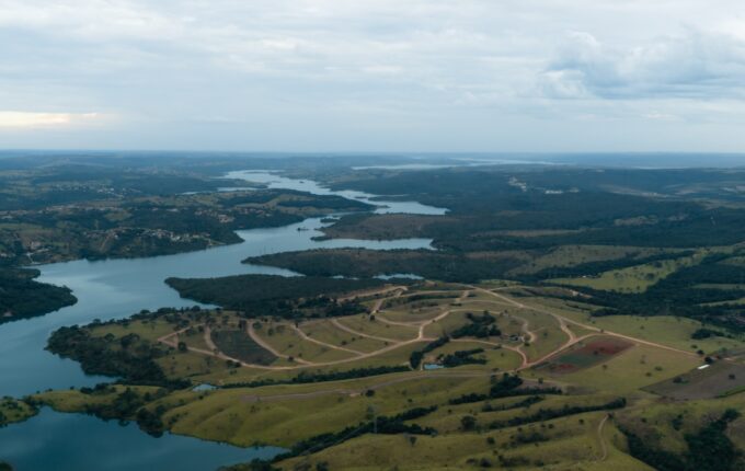 O canteiro como argumento: por que a Fazenda do Lago mostra a obra antes de mostrar a planta