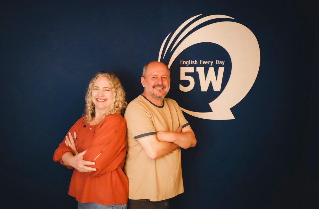 O modelo de licenciamento da 5W English oferece a professores de inglês método, material, marca e suporte, sem o formato de franquia