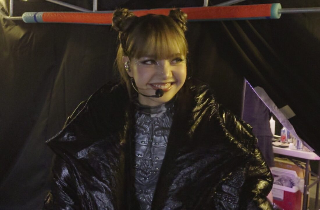 “Always Lalisa”, documentário sobre a cantora LISA, já está em cartaz nos cinemas e salas IMAX